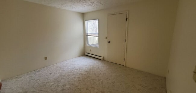 Building Photo - Spacious 3 Bedroom Condo Near Downtown Tra...