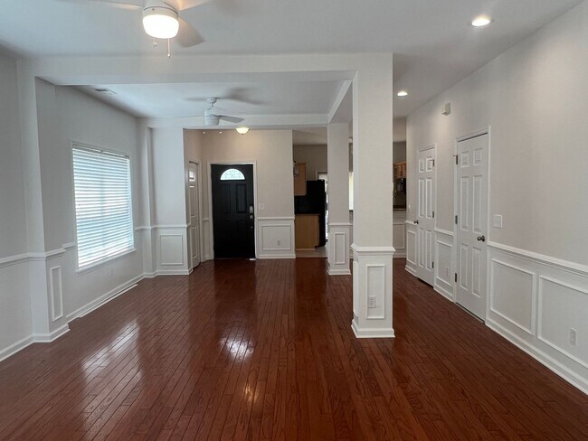 Building Photo - Beautiful Home, Mid-Island in Yacht Cove!