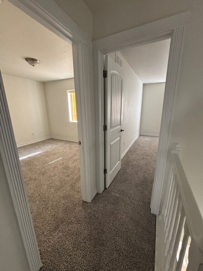 Building Photo - 4 Bedroom 3.5 Bath Townhouse Near Dell Range Blvd.