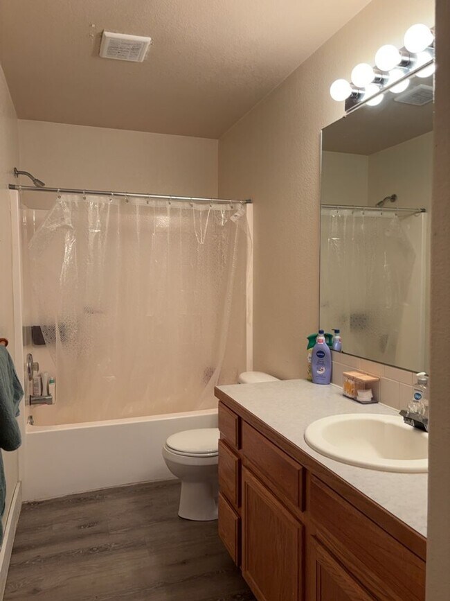 Building Photo - STUDENTS WELCOME! 3 Bed, 2 Bath Duplex in West Fort Collins close to Foothills