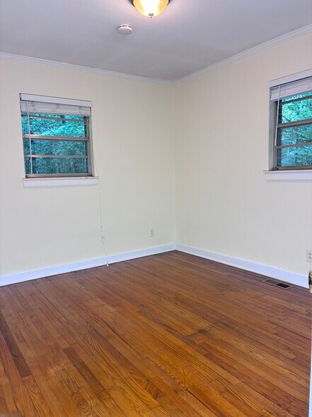 Building Photo - 3649 Pineview Cir