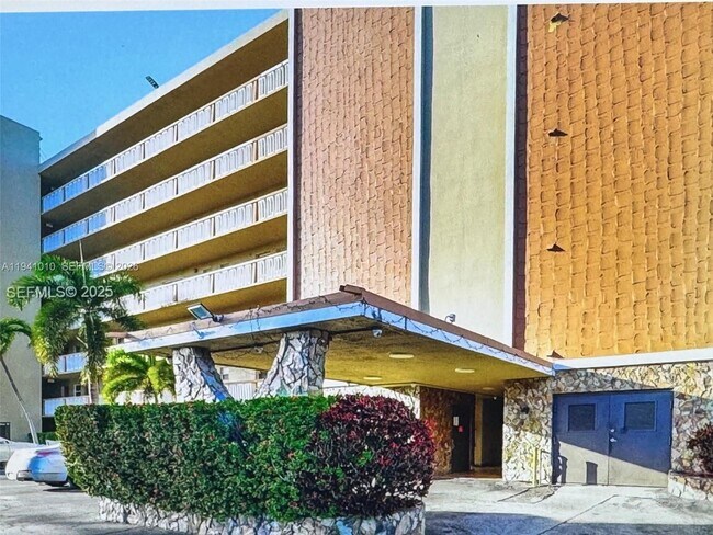 Building Photo - 900 NE 12th Ave