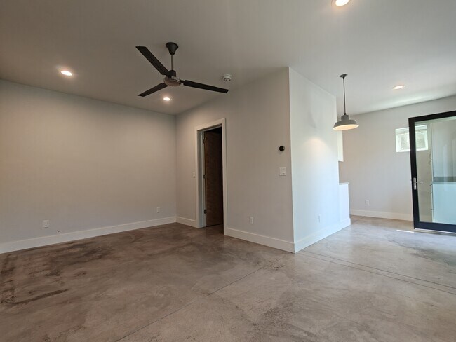 Building Photo - 600 Greenway Dr