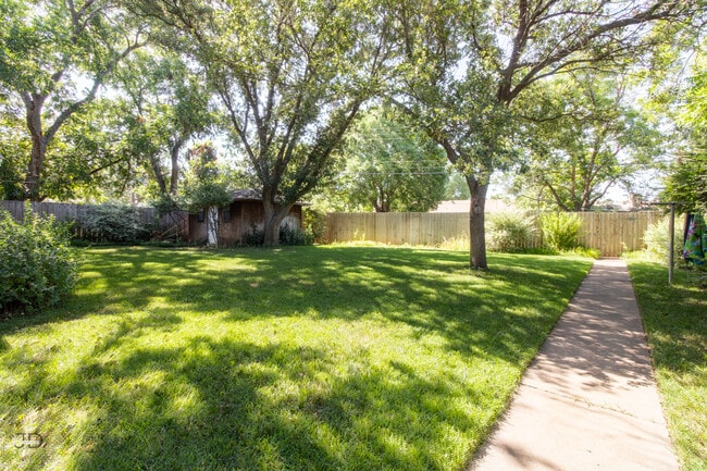 Building Photo - 1535 Primrose Dr