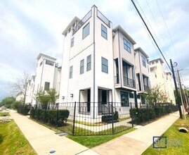 Building Photo - 2202 Arabelle St