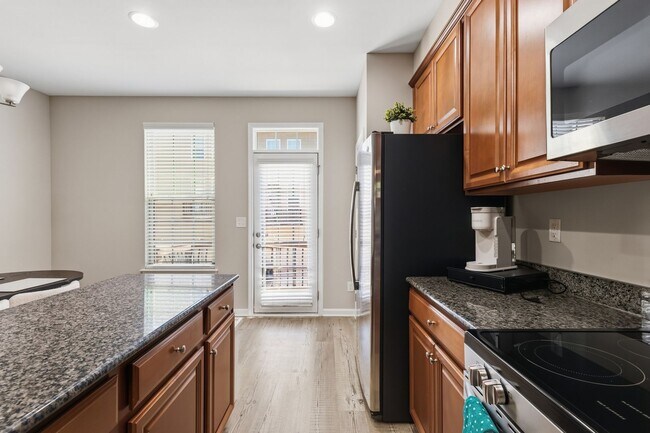 Building Photo - Stylish 3bd 3.5bath townhome for rent in the highly desirable Vermillion