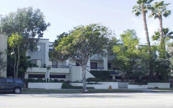 Building Photo - 2647 S Barrington Ave