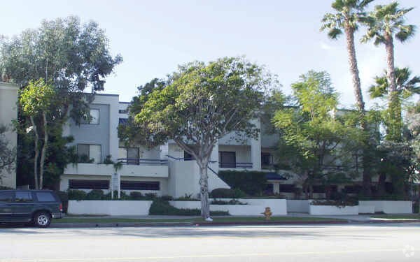 Building Photo - Barrington Townhomes