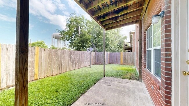 Building Photo - 1507 Hollowhill Drive Unit A