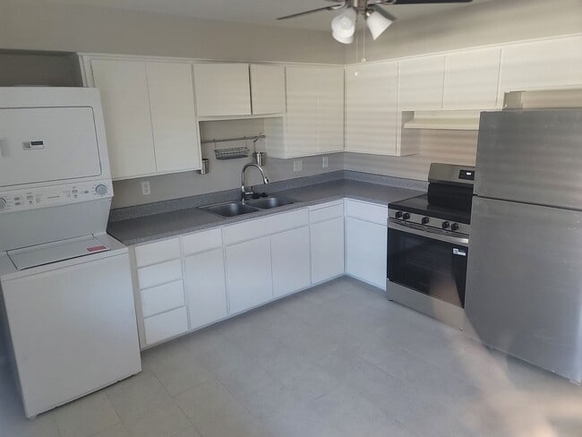 Building Photo - 4819 E Cambridge Ave