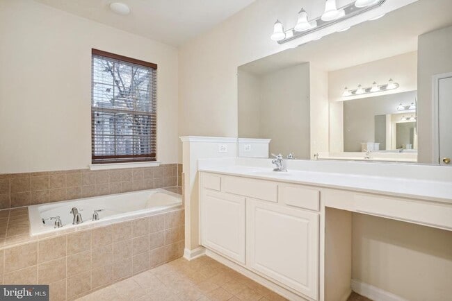 Building Photo - 13930 Greendale Dr