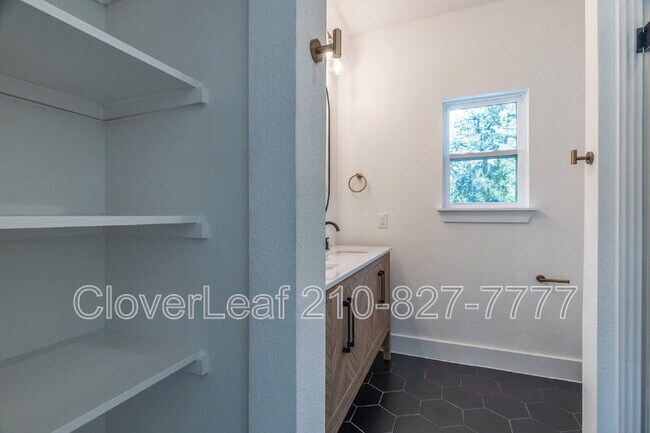 Building Photo - 1934 Lamar St