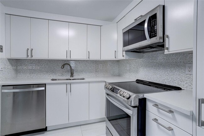 Building Photo - 1541 Brickell Ave