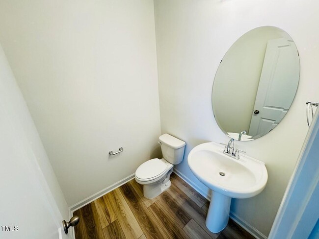 Building Photo - 4 Bedroom End Unit Townhome for Rent