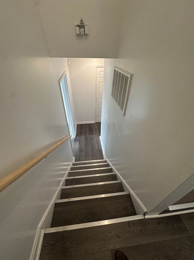 Building Photo - 5 Bed / 1.5 Bath