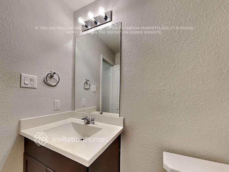 Building Photo - 1790 Alamandine Ave