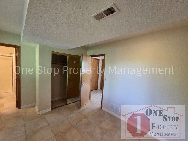 Building Photo - Spacious 3 bedroom, 2 bathroom duplex in Kansas City North!