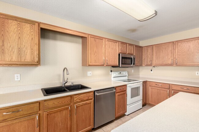 Building Photo - Spacious & Elegant Home with Resort-Style Backyard in Gated Community