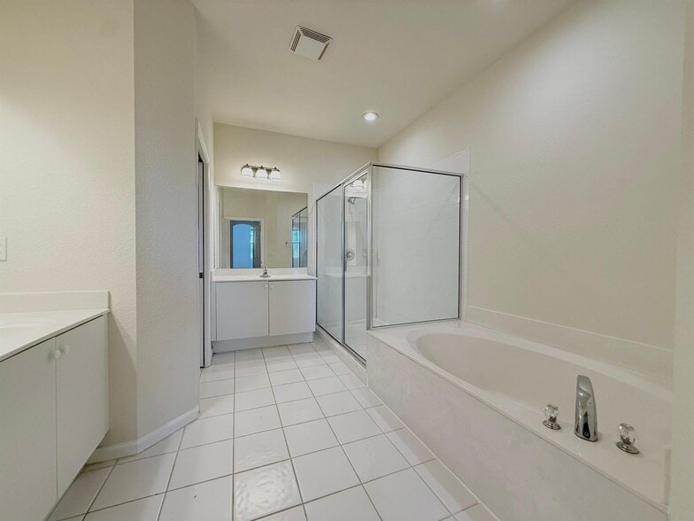 Building Photo - 425 Greenwich Cir