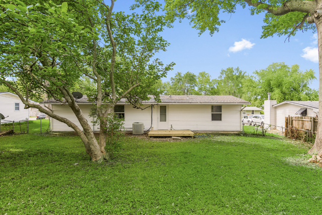 Building Photo - Freshly Renovated Ranch Style Home!!