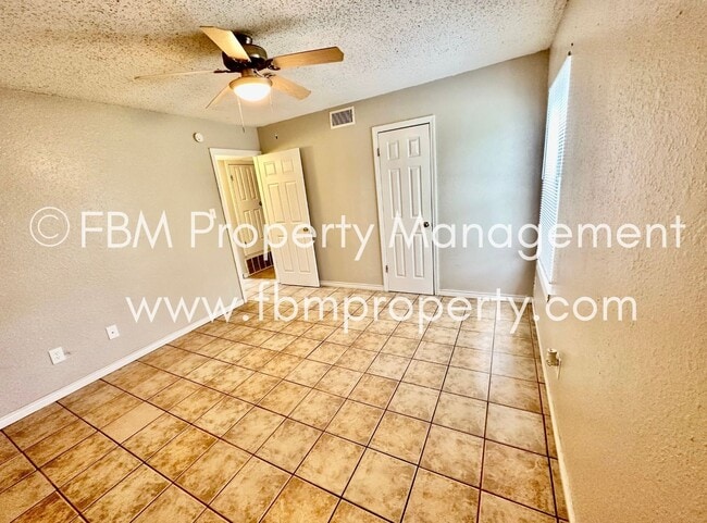 Building Photo - 2608 W Sycamore Ave