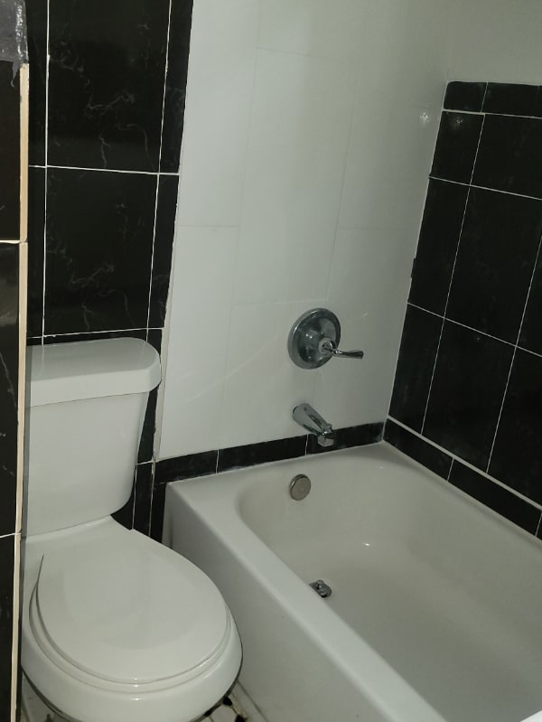 Building Photo - 209 E Rosewood Ave