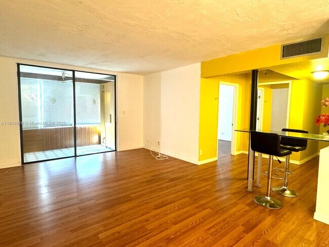 Building Photo - 2841 Somerset Dr