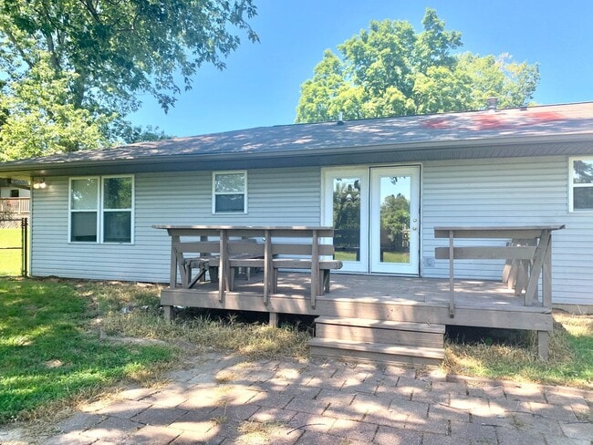 Building Photo - NEWLY Renovated 3 BED/2 BA Home!