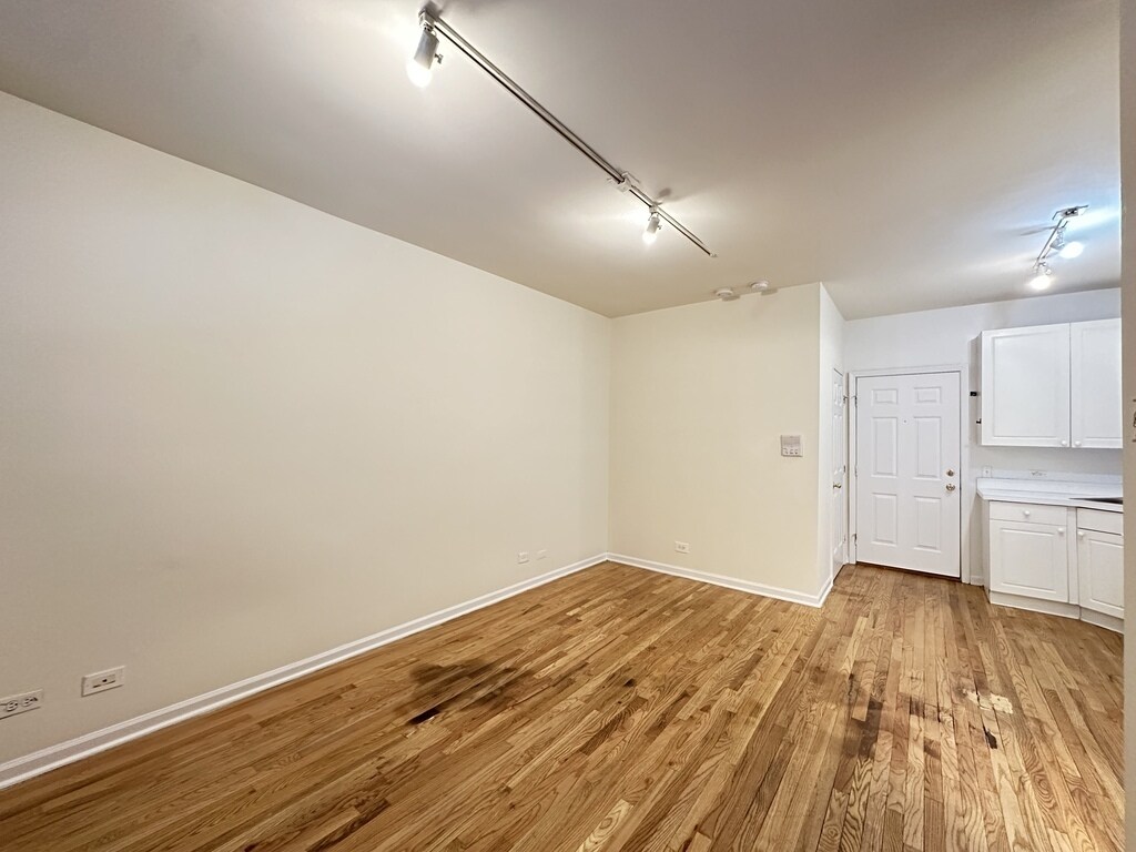 Building Photo - 931 W Dakin St