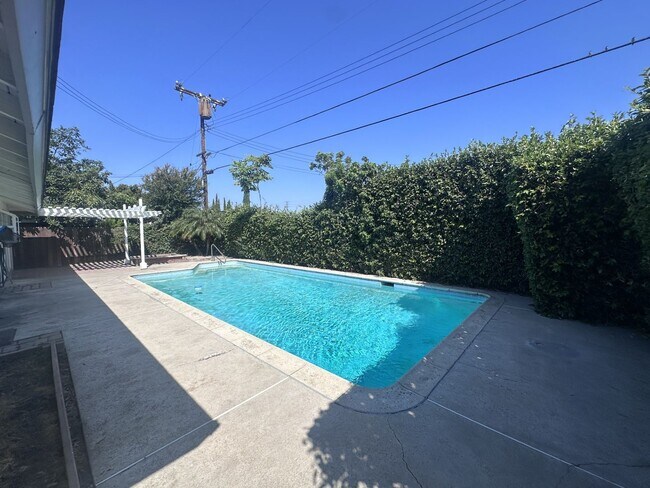 Building Photo - BACK ON MARKET - 3 bed 2 bath fully remode...