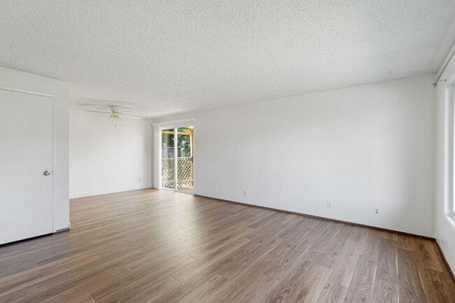 Building Photo - State Duplex - VPM482830S-6