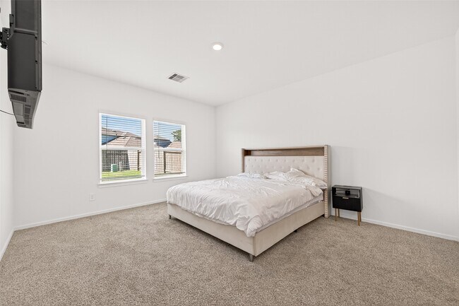 Building Photo - 5442 Pinetree Cres Ln