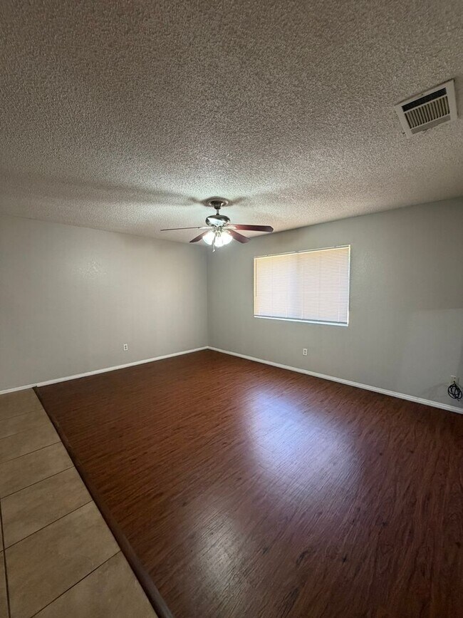 Building Photo - 657 E Sonora Ave