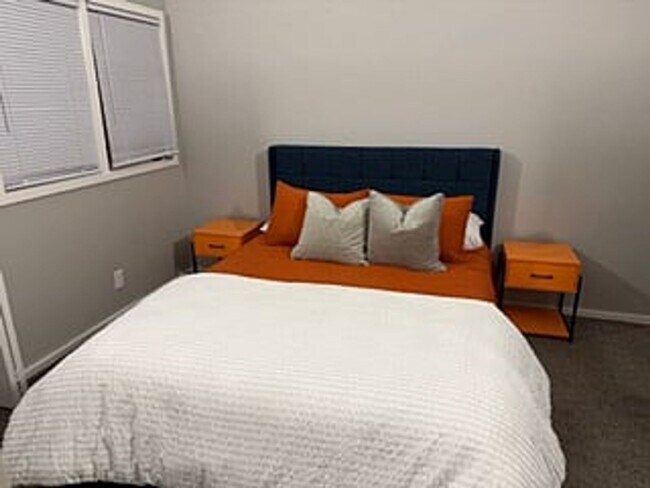 Building Photo - Luxurious 2-Bedroom Apartments with Modern Flair and Parkside Living!