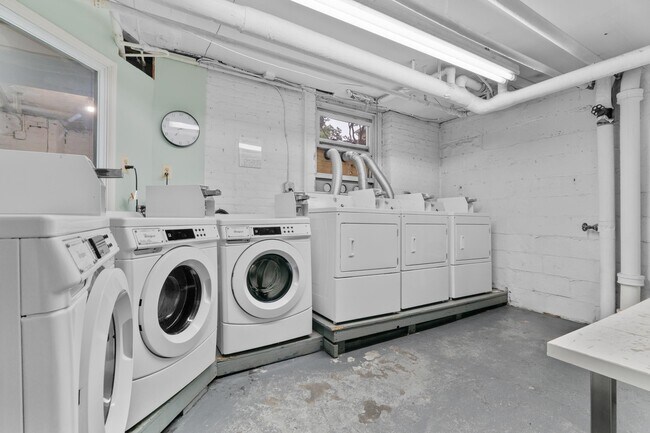 Building Photo - 122 W 39th St