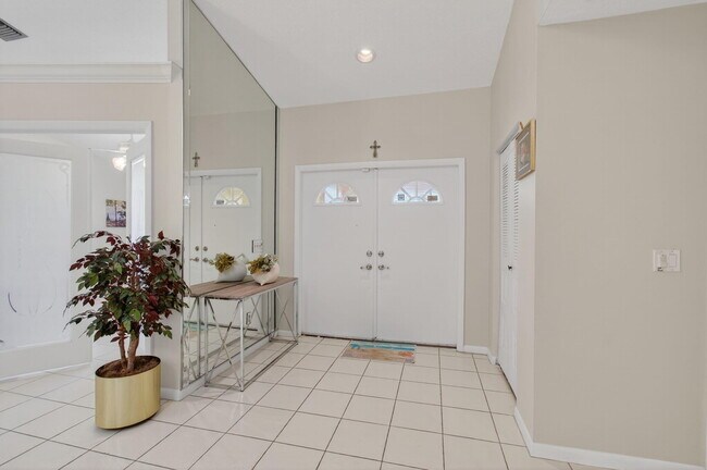 Building Photo - 2925 Riviera Dr