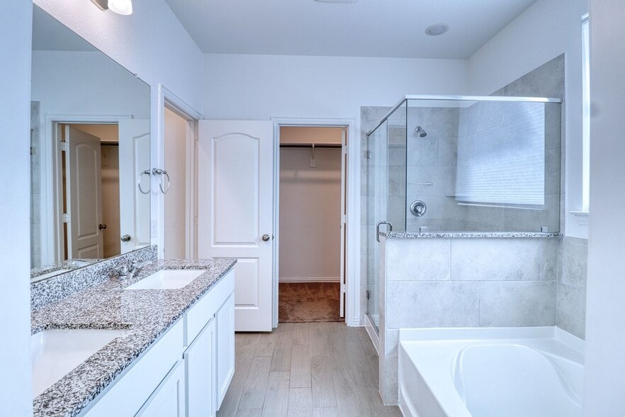 Building Photo - 8106 Royal Palm Ct