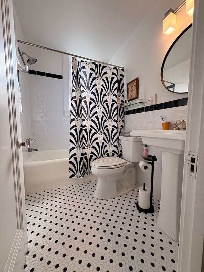 Building Photo - Charming Second-Floor Condo in Historic Fi...