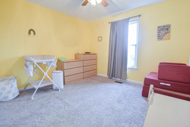 Building Photo - Pet Friendly Three Bedroom!