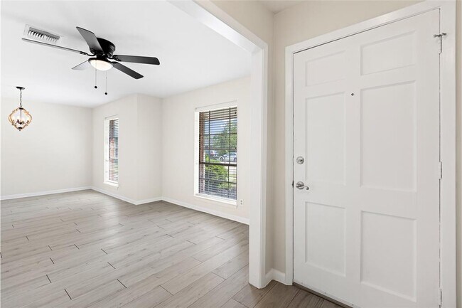 Building Photo - 1607 Buescher Dr