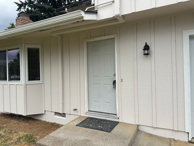 Building Photo - Beautifully updated 3 bedroom 1.5 bath dup...