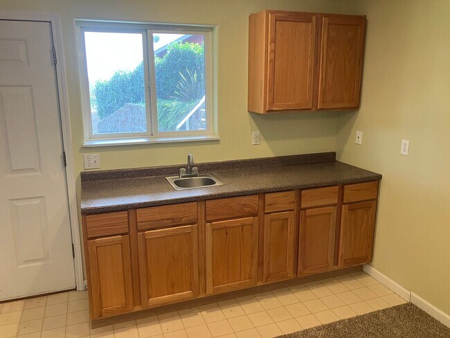 Building Photo - 3096 Deering Dr NW