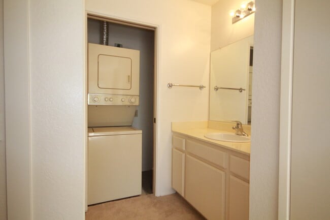 Building Photo - 1-bedroom condo with loft, top floor unit in La Jolla Colony/UTC