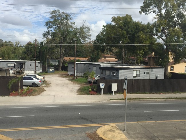 Building Photo - Duplex W/ 5 Manufactured Homes