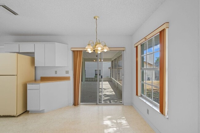 Building Photo - 1247 Venetia Dr