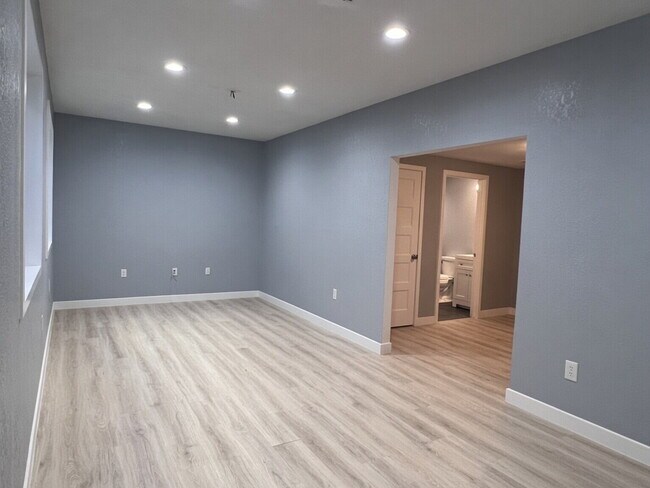 Building Photo - Beautifully Maintained 4BR/3.5BA Townhome with Finished Basement in Prime Aurora Location w/2-Car...
