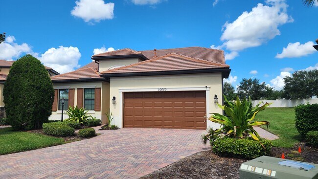 Building Photo - Lakeview Turnkey Furnished Home with Resor...