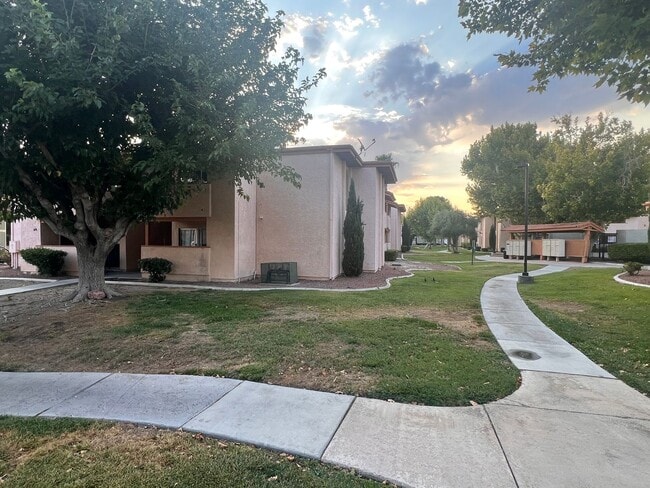 Building Photo - Close to UNLV, Airport, and Las Vegas Strip. GRANITE COUNTERTOPS. Comm. Pool
