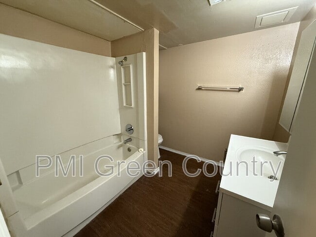 Building Photo - 917 N Yale Ave