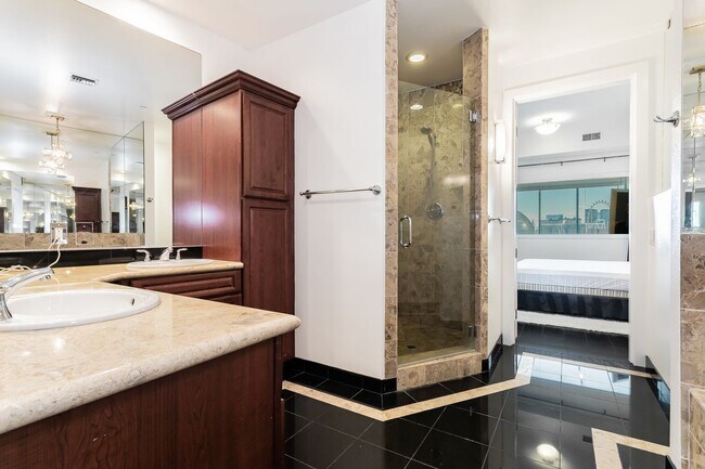 Building Photo - Fully Furnished High Rise with Wynn Golf Course Views!